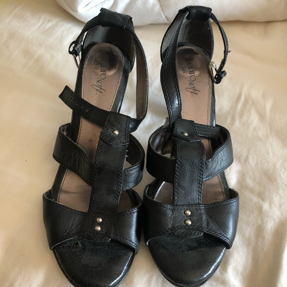 Comfortable straps black heels